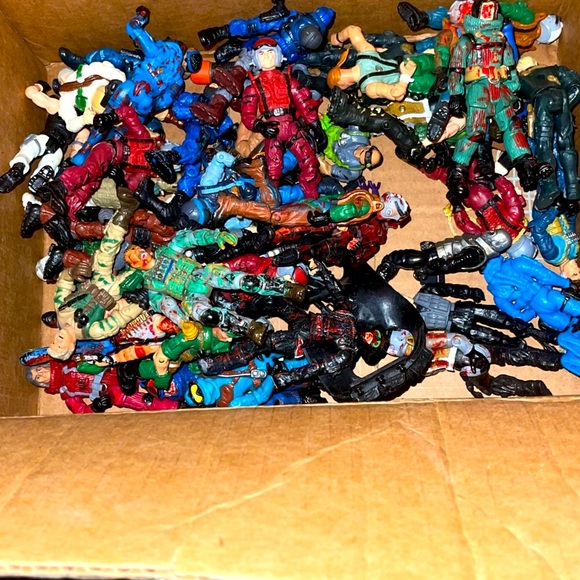Shoebox full of play soldiers and their gear - Picture 2 of 4